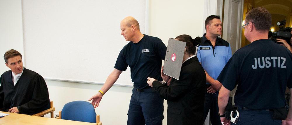 Mordprozess in Cottbus: Dem 20-jährigen Angeklagten wird vorgeworfen, im November 2013 eine Schülerin mit zahlreichen Messerstichen so stark verletzt zu haben, dass sie an den Folgen starb.