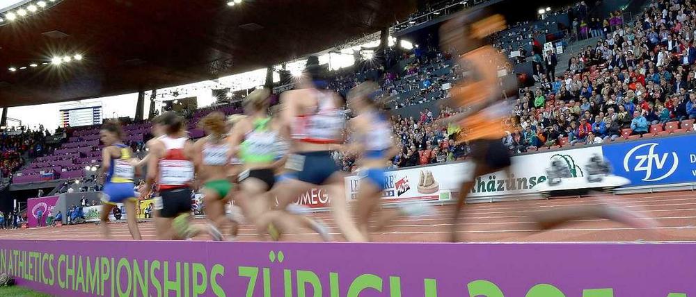 Laufen auf heiligem Leichtathletik-Boden. Das Letzigrund-Stadion in Zürich ist als traditionsreiche und rekordträchtige Leichtathletik-Stätte bekannt.