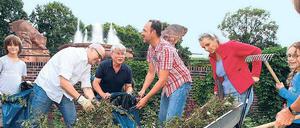 Mach schön! Carsten Meyer (hinten, 3. v.l.) hat anlässlich des ersten Aktionstages „Saubere Sache“ 2012 mit vielen andern Helfern die „Gärtnerinitiative Arnswalder Platz“ gegründet.