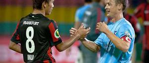 Danke und tschüs: Takashi Inui (links) von Eintracht Frankfurt und Ümit Ergirdi von FC Viktoria.