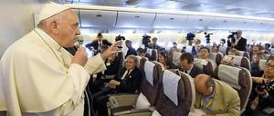 Papst Franziskus auf dem Rückflug aus Südkorea.