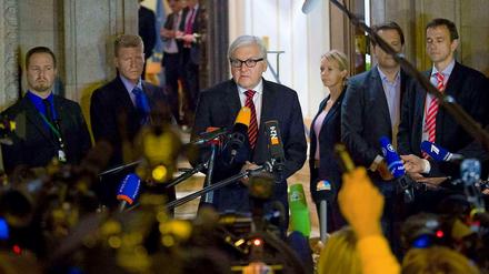 Außenminister Steinmeier berichtet nach dem Krisentreffen in Berlin von kleinen Fortschritten auf der Suche nach einer Waffenruhe in der Ukraine.