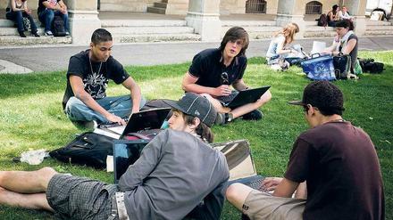 Freies Lernen. Die Seminare sollen online stattfinden, die Studierenden schalten sich auf dem Laptop zu. Kurz vor dem Start des Kurses gibt es eine SMS zur Erinnerung. 