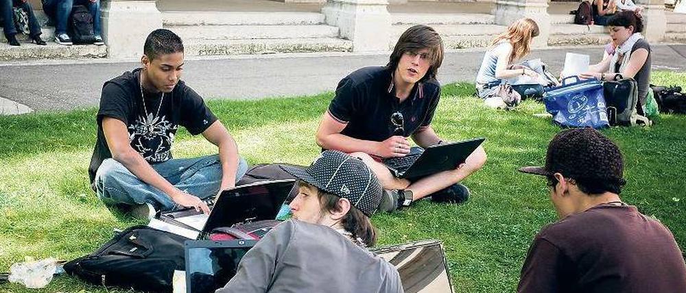 Freies Lernen. Die Seminare sollen online stattfinden, die Studierenden schalten sich auf dem Laptop zu. Kurz vor dem Start des Kurses gibt es eine SMS zur Erinnerung.