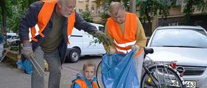 Auf ein Neues: Bereits vor 2 Jahren befreiten Anwohner am Aktionstag "Saubere Sache" den Kärntener Kiez von Unkraut und Müll.