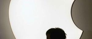 Im Zeichen des Obstes. Kann Tim Cook, was Steve Jobs konnte? Die Zweifel am neuen Apple-Chef sind noch immer groß. Vor dem Erscheinen des neuen iPhones geben ihm Anleger Vorschusslorbeeren.