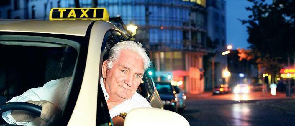 Helmut Seidler, 73 Jahre alt, in seinem Taxi.