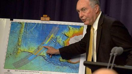 Der stellvertretende australische Ministerpräsident Warren Truss stellte im Juni das neue Suchgebiet für Flug MH370 der Presse vor.