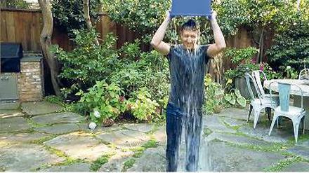 Mark Zuckerberg kippt sich Eiswasser über den Kopf.