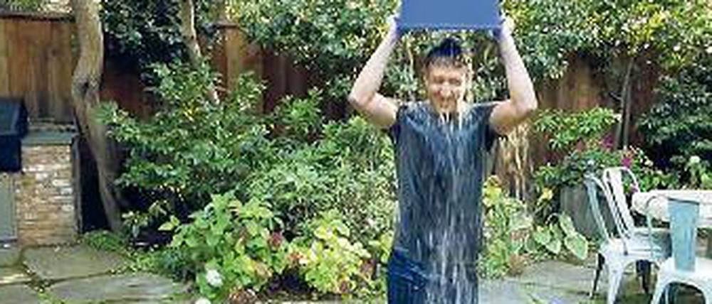 Mark Zuckerberg kippt sich Eiswasser über den Kopf.
