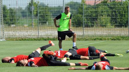 Überblick: Augsburgs Trainer Weinzierl beobachtet seine Spieler beim Training in der Saisonvorbereitung.