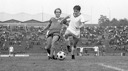 Helmut Faeder (li.) im Trikot von Hertha Zehlendorf 1970 beim Aufstiegsspiel gegen Pirmasens. 