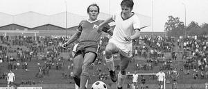 Helmut Faeder (li.) im Trikot von Hertha Zehlendorf 1970 beim Aufstiegsspiel gegen Pirmasens. 