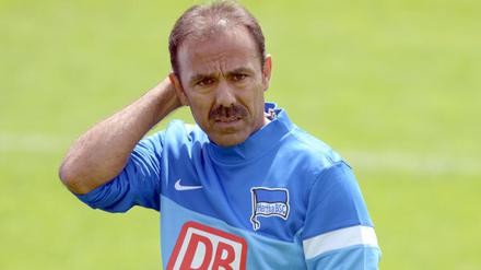 Vorsicht vor dem DFB-Pokal-Auftakt: Hertha-Trainer Jos Luhukay sieht seine Mannschaft als klaren Favoriten gegen Viktoria Köln - will aber auch einen Pokal-Fluch besiegen.