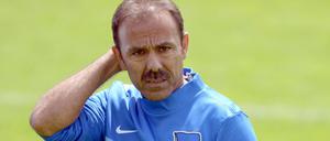 Vorsicht vor dem DFB-Pokal-Auftakt: Hertha-Trainer Jos Luhukay sieht seine Mannschaft als klaren Favoriten gegen Viktoria Köln - will aber auch einen Pokal-Fluch besiegen.