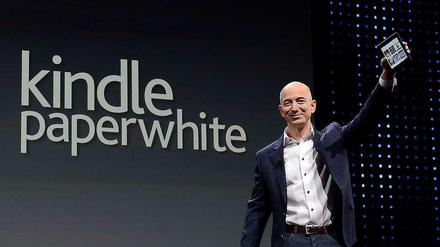 Amazon-Chef Jeff Bezos bei der Präsentation neuer Kindle-Produkte im Jahr 2012.