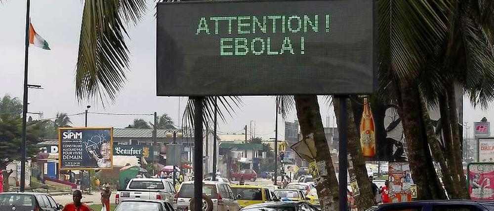In der Elfenbeinküste wird mit Warnschildern vor der tödlichen Krankheit Ebola gewarnt. Flüge aus Liberia dürfen nicht mehr ins Land.