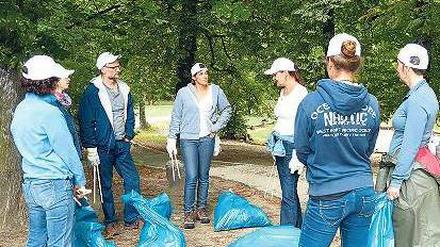 Engel im Einsatz. Eine Aktion mit Google- Mitarbeitern im Tiergarten.
