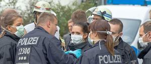 Einsatz nur mit Schutzmasken. Polizisten sperren das Jobcenter Pankow ab, nachdem dort eine Frau zusammengebrochen war und ein Ebola-Verdacht nicht ausgeschlossen werden konnte.