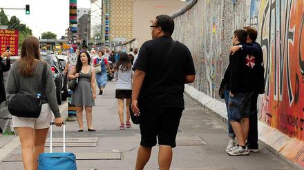 Der August ist traditionell der beliebteste Monat für Berlin-Touristen. Eines der beliebtesten Ziele ist die East Side Gallery.