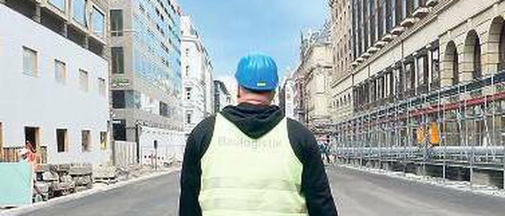 Durch diese hohle Straße... Wo lange nur Baurabeiter liefen, sollen an der Friedrichstraße wieder Autos fahren. Foto: dpa
