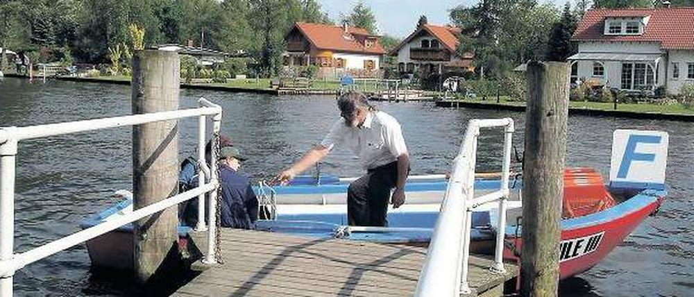 Hier ruderte der Chef noch selbst. Wo konnte man sich als BVG-Fahrgast schon per Muskelkraft transportieren lassen? „Paule III“ war ein Berliner Unikum.