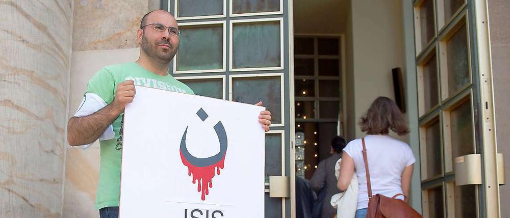 Ein Gläubiger demonstriert vor der St.Hedwigs-Kathedrale in Berlin-Mitte für die im Irak und Syrien bedrängten Christen.