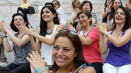 Fit durch Yoga. Frauen bei öffentlichen Yoga-Übungen in Ankara.