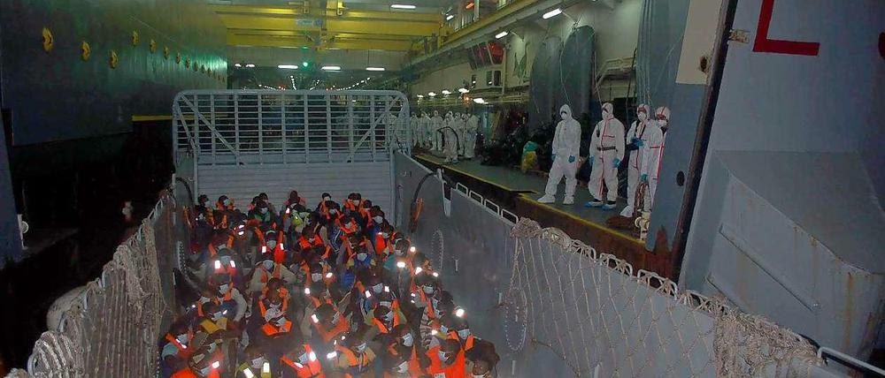 Die italienische Marine hat am vergangenen Wochenende mehr als 1900 Bootsflüchtlinge aus Nordafrika im Mittelmeer gerettet und aufs Festland gebracht.