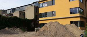Hinterhof. Rechts der Neubau der Max-von-Laue-Schule, links alter Bestand mit dem neuen Dachgeschoss.