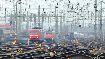 Verworren. Die Tarifverhandlungen zwischen Deutscher Bahn und den Gewerkschaften kommen nur schwer in Gang.