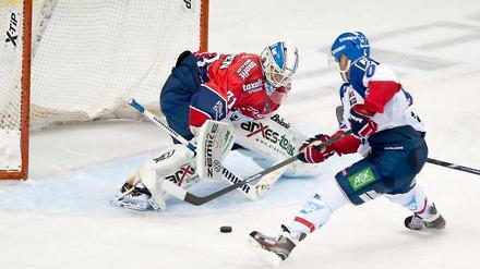 Gegen Mannheim gab es in dieser Saison noch nichts zu holen für die Eisbären. Beide Heimspiele wurden verloren (Szenenfoto vom 2:4 am 28.9.). Geht vielleicht auswärts mehr?