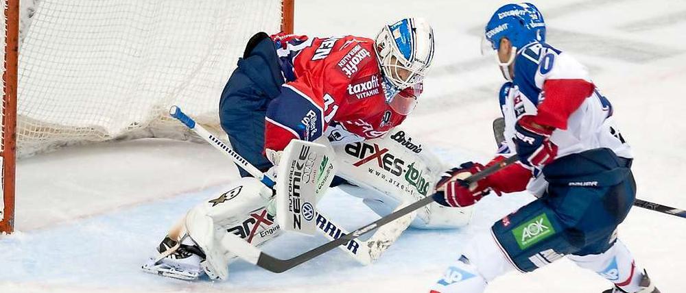 Gegen Mannheim gab es in dieser Saison noch nichts zu holen für die Eisbären. Beide Heimspiele wurden verloren (Szenenfoto vom 2:4 am 28.9.). Geht vielleicht auswärts mehr?