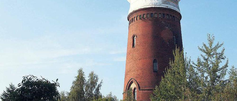 Der 108 Jahre alte Wasserturm Altglienicke steht in einem gewachsenen Wohngebiet. Neben seinem Fuß verrottet eine alte Hort-Baracke, um seinen Kopf trägt er eine Schutzplane, weil die baufällige Mauer abgetragen werden musste. 