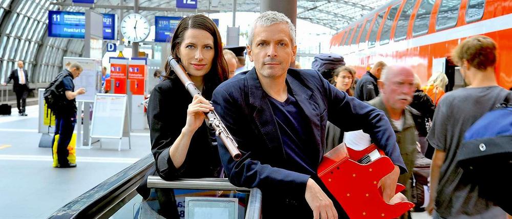Gut ausgerüstet: Susanne Fröhlich und Jan Gerdes im Berliner Hauptbahnhof.