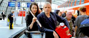 Gut ausgerüstet: Susanne Fröhlich und Jan Gerdes im Berliner Hauptbahnhof.