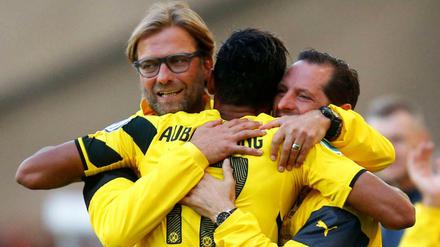 Gesicht des BVB: Dortmunds Trainer Jürgen Klopp herzt Stürmer Pierre-Emerick Aubameyang nach einem Treffer im DFB-Pokal gegen die Stuttgarter Kickers.