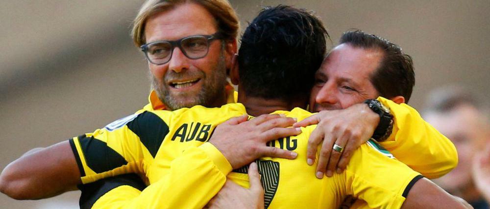 Gesicht des BVB: Dortmunds Trainer Jürgen Klopp herzt Stürmer Pierre-Emerick Aubameyang nach einem Treffer im DFB-Pokal gegen die Stuttgarter Kickers.