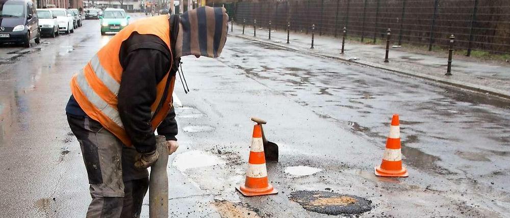 Geld ist da, Aufträge sind erteilt, aber geflickt wird erst, wenn die Verkehrslenkungsbehörde grünes Licht gibt. Doch hier steht alles auf Rot.