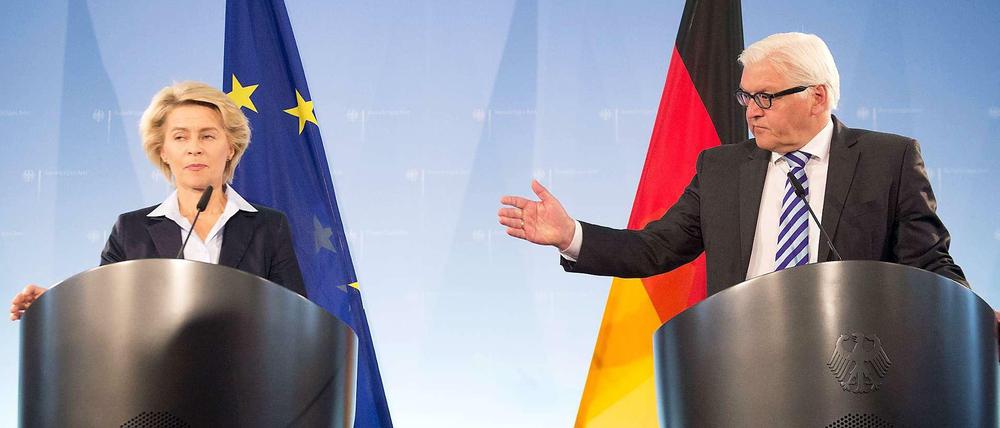 Verteidigungsministerin Ursula von der Leyen und Außenminister Frank-Walter Steinmeier auf einer gemeinsamen Pressekonferenz.