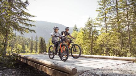 In der Natur machen sich E-Bikes für lange Touren bewährt.