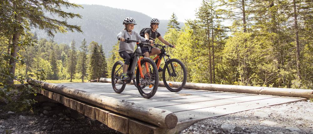 In der Natur machen sich E-Bikes für lange Touren bewährt.