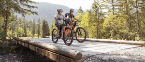 In der Natur machen sich E-Bikes für lange Touren bewährt.