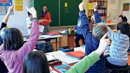 Aufgezeigt. Schülerinnen und Schüler mit Hobbys sind insgesamt zufriedener mit ihrem Leben. 