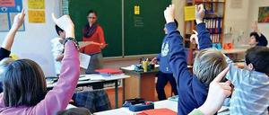 Aufgezeigt. Schülerinnen und Schüler mit Hobbys sind insgesamt zufriedener mit ihrem Leben. 