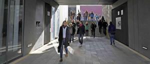 Studierende in einer Unterführung auf dem Weg zum Eingang ihrer Universität.