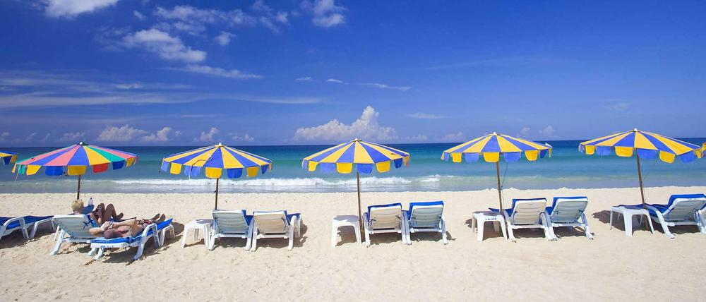 So ein Traumplätzchen auf der thailändischen Insel Phuket hat normalerweise seinen (hohen) Preis. Wer einen Schnäppchen-Blog wie "Urlaubspiraten" oder "Travel Dealz" bemüht, hofft auf Discounts.
