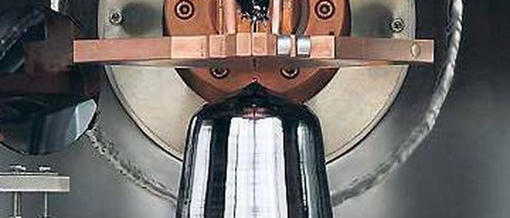 In Form gebracht. Dieser Kristall wurde für das „Avogadro-Projekt“ gezüchtet. Die Daten waren aber zu ungenau, um das Kilo zu definieren. Nun folgt ein neuer Versuch.