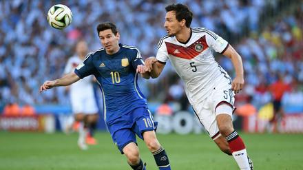 WM-Finale: Argentiniens Lionel Messi (li.) im Duell mit Mats Hummels.