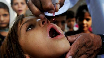 Schützende Tropfen. Wer erst kürzlich die Schluckimpfung bekommen hat, ist am besten geschützt. Auch gegen neue Polio-Varianten.